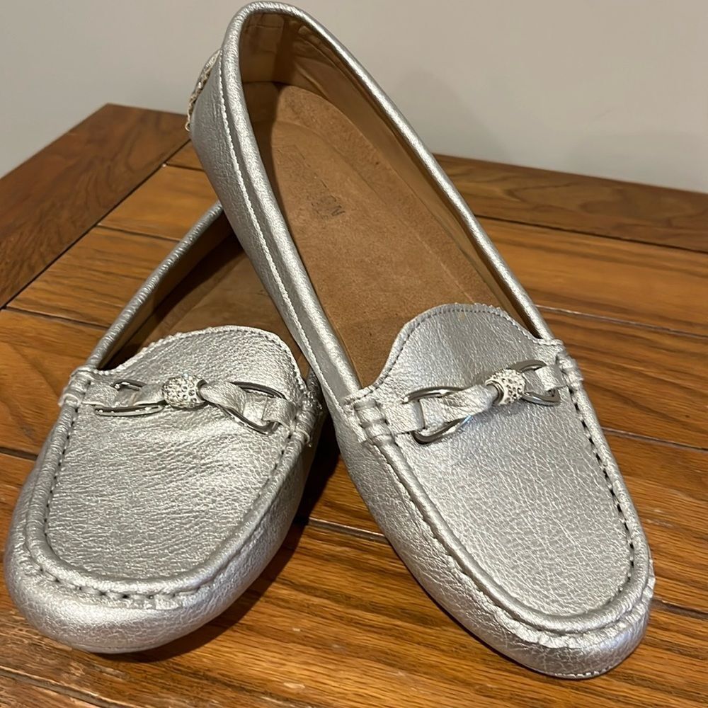 New Kenneth Cole Reaction Metallic Silver Leather Loafers Size 9